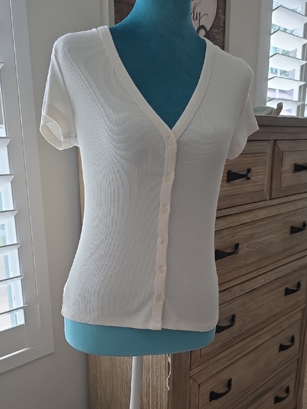 Universal Thread Cream Short Sleeve Button Front V-Neck Top